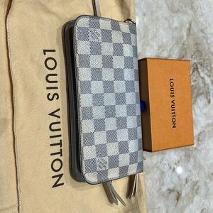 Authentic LOUIS VUITTON a zippy Damier Azur Classic wallet